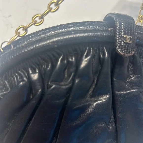 100% Vintage Chanel Clutch with original chain. Can be worn crossbody. - Picture 13 of 14
